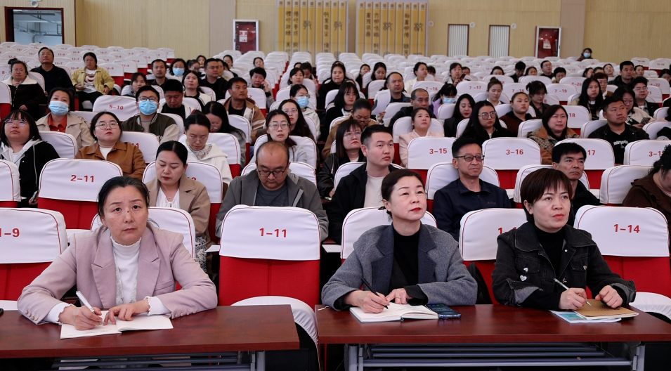 吉木萨尔县开展DeepSeek赋能教师高效教学专题培训(图2)