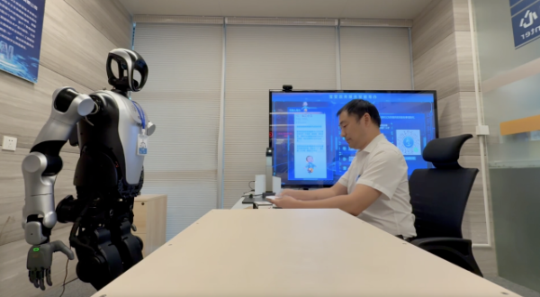 “别人下班我上岗”具身政务服务机器人深圳“上夜班”(图1)